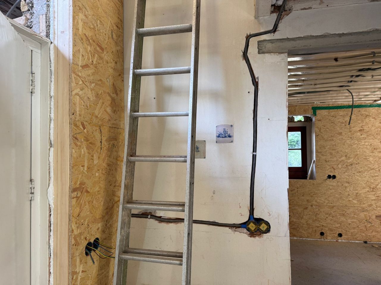 Nieuwe elektrabekabeling tijdens een renovatie door Giesen Elektro