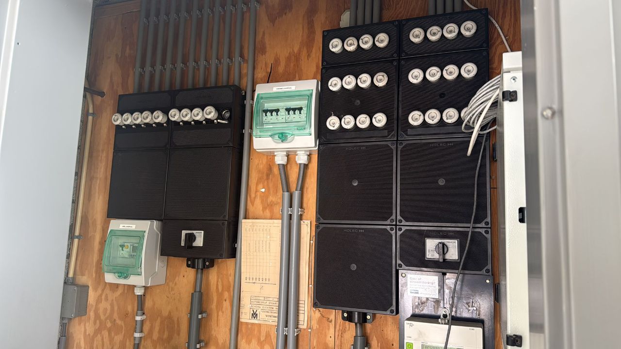 Meerdere groepenkasten netjes gemonteerd op een wand