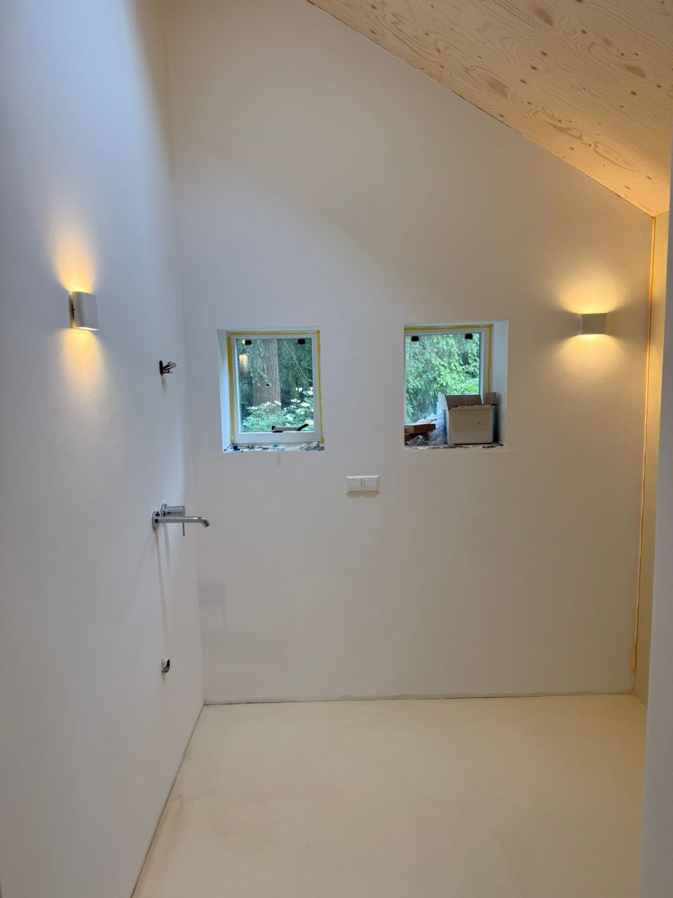 Strak afgewerkte ruimte met sfeervolle wandverlichting